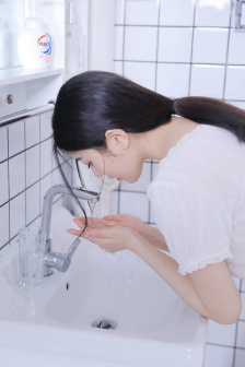 扑克牌又疼又叫免费高清小孩